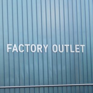  Outlet 
 Outlet in Camino 
 Outlet Center